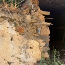 Τοιχοποιία με αργούς λίθους και σχιστόπλακες