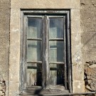 Παράθυρο με τζαμιλίκια εσωτερικά και παντζούρια εσωτερικά