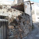 Παραδοσιακό κτήριο με προσθήκες από σκυρόδεμα και μεταλλικές διατομές