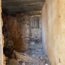 Παραδοσιακό κτήριο με προσθήκες από σκυρόδεμα 